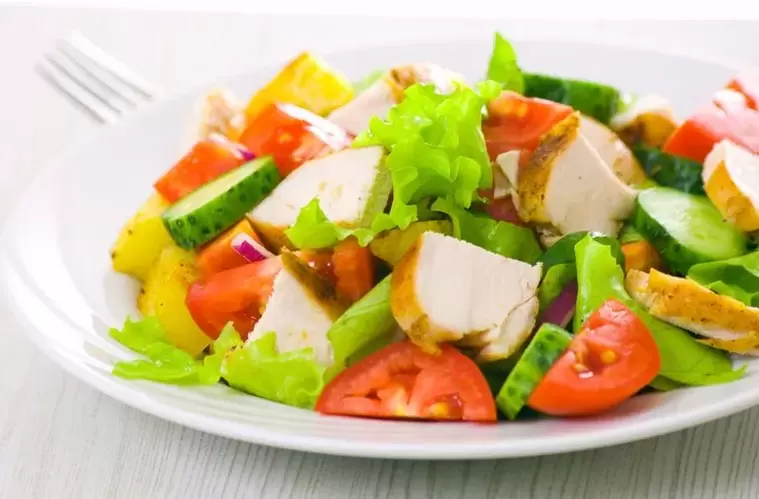 vegetable and chicken salad for a carbohydrate-free diet