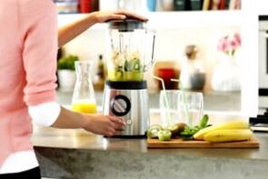 Prepare a smoothie to lose weight in a blender
