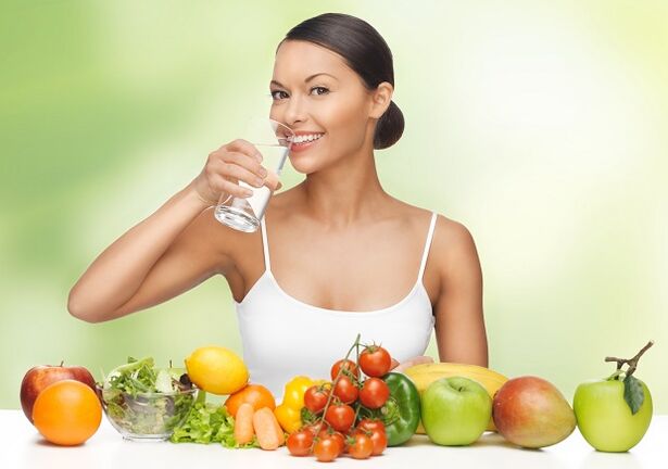 The principle of the water diet is to follow a drinking regimen with the use of healthy foods. 
